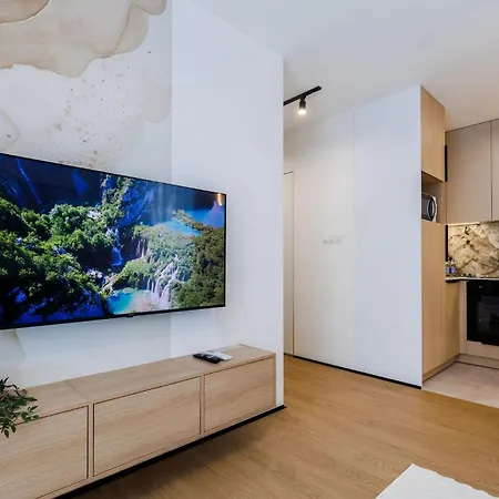 M4 Aura With Ac, Free Parking By Staynest *