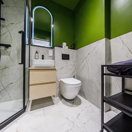 M4 Aura With Ac, Free Parking By Staynest