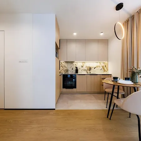 M4 Aura With Ac, Free Parking By Staynest *