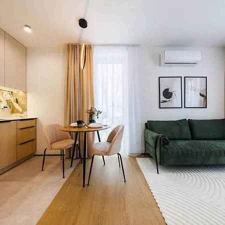 M4 Aura With Ac, Free Parking By Staynest *